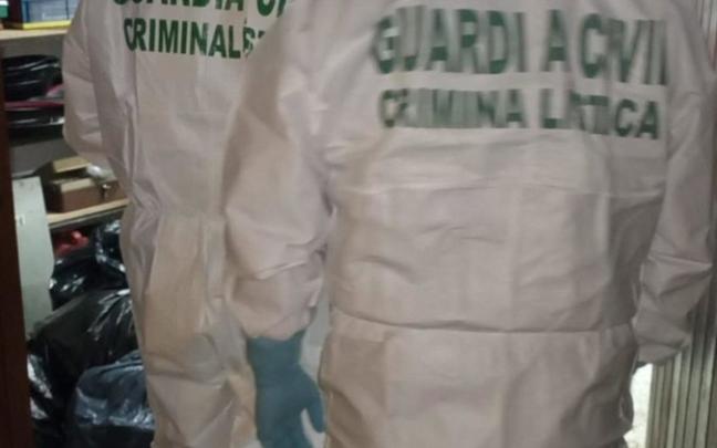 Agentes de la Guardia Civile en la vivienda en la que ha tenido lugar la explosión. EP