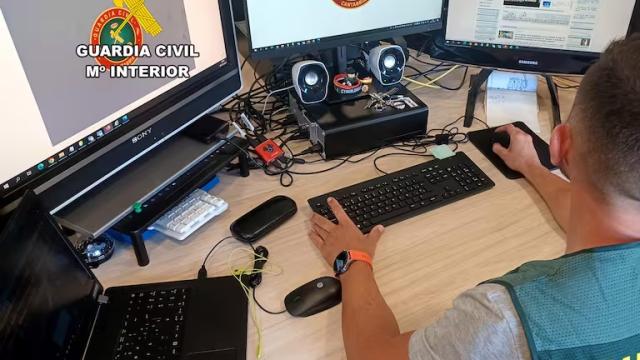 contrataron servicios de telefonía e internet y adquirieron un terminal móvil de alta gama valorado en 1.080 euros.