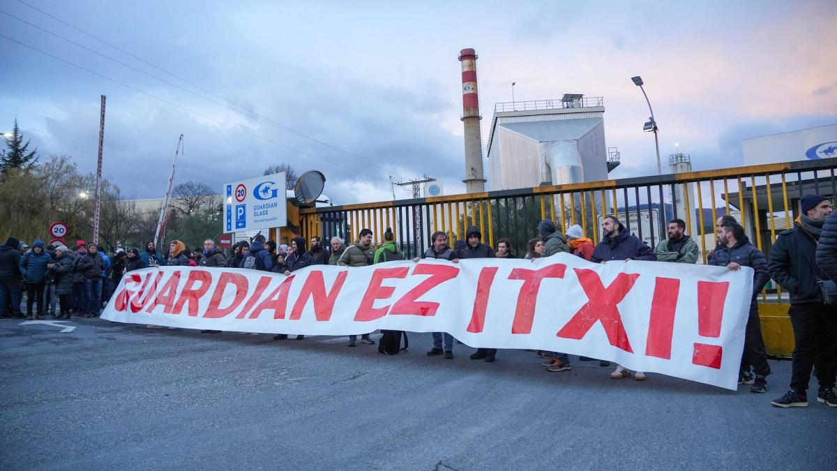 Movilización de los trabajadores de Guardian contra el cierre de la planta de Laudio. DNA