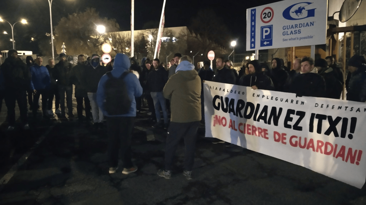 Imagen de la movilización de la plantilla ante la factoría de Guardian Glass de Llodio. SINDICATO LAB