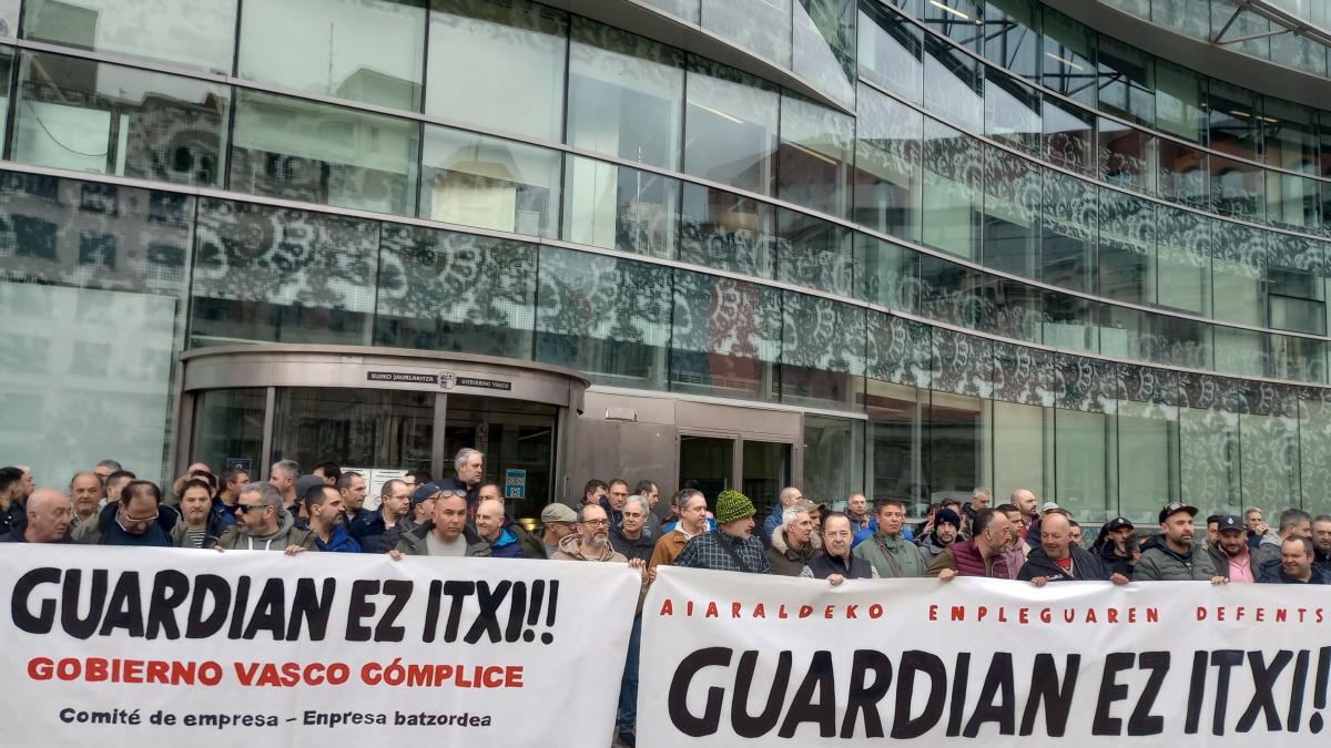 Trabajadores de Guardian concentrados ante la sede de Spri en Bilbao. EP