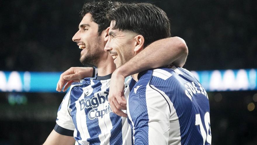 Guedes y Soler celebran uno de los goles del portugués ayer. RUBEN PLAZA