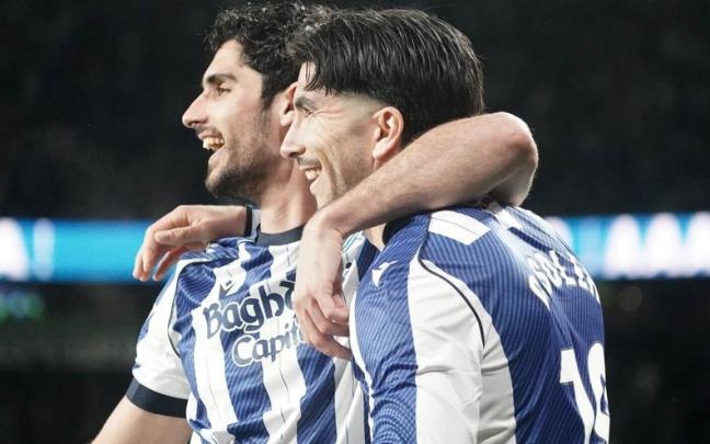 Guedes y Soler celebran uno de los goles del portugués ayer. RUBEN PLAZA