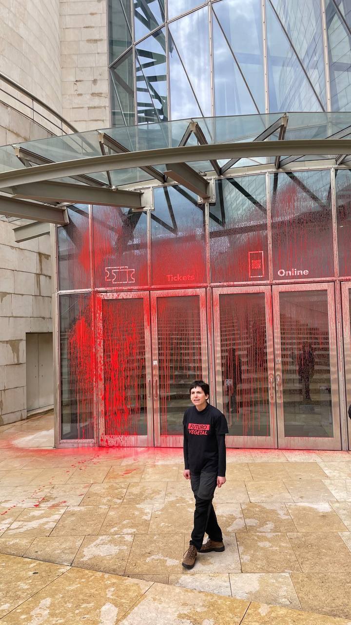 Activistas de Futuro Vegetal lanzan pintura en la entrada al Guggenheim Bilbao
