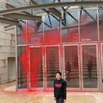 Activistas de Futuro Vegetal lanzan pintura en la entrada al Guggenheim Bilbao