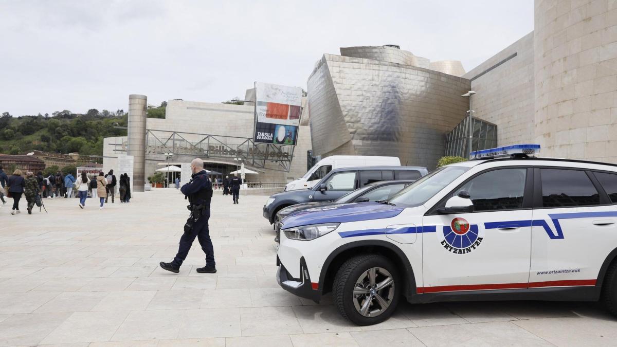 El museo Guggenheim tuvo que ser desalojado por una mochila sospechosa | Markel Fernández, Deia 