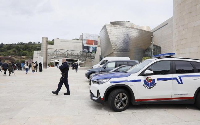 El museo Guggenheim tuvo que ser desalojado por una mochila sospechosa | Markel Fernández, Deia El museo Guggenheim tuvo que ser desalojado por una mochila sospechosa | Markel Fernández, Deia