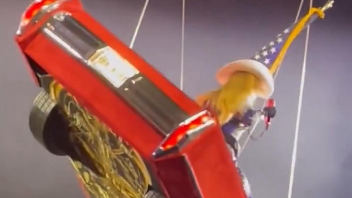 El automóvil inclinado sobre el que se encontraba Beyoncé. X: @POPBASE