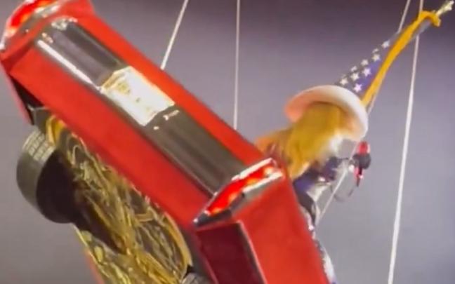 El automóvil inclinado sobre el que se encontraba Beyoncé. X: @POPBASE