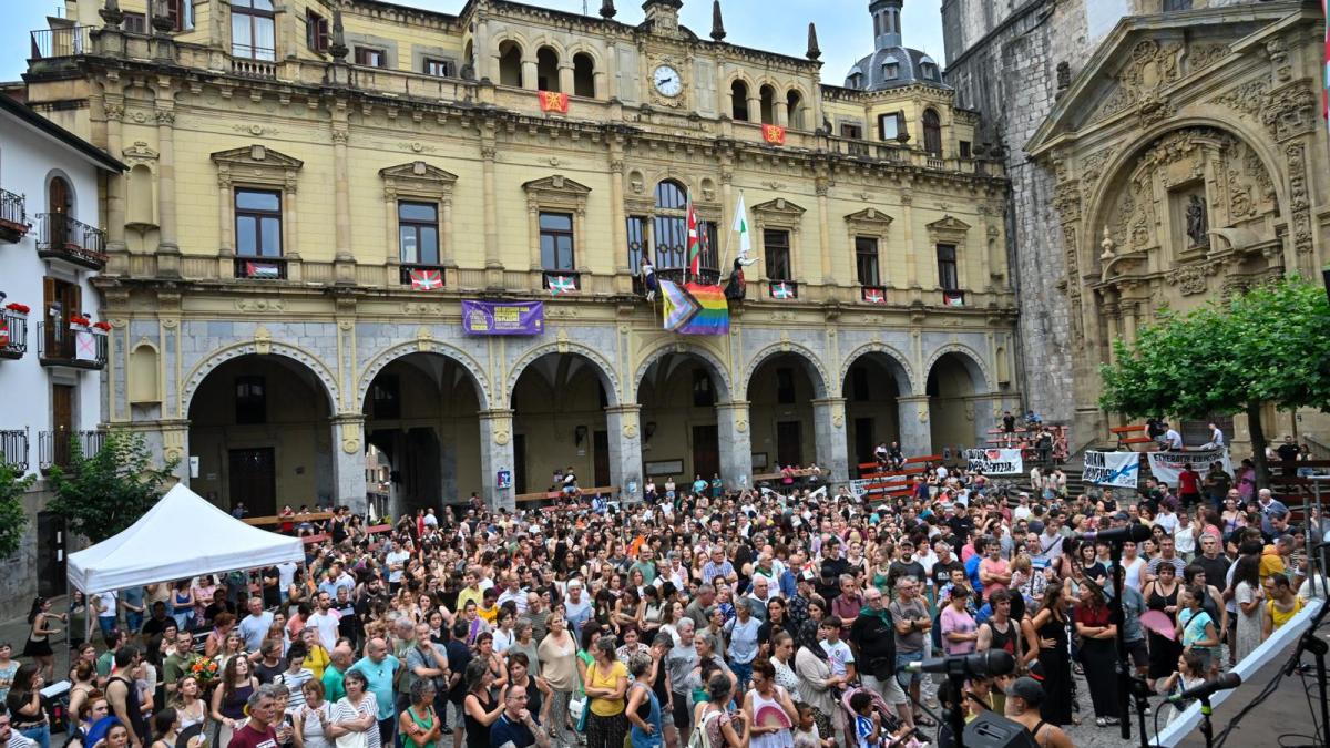 Concentración, ayer por la tarde, en Hernani contra las agresiones racistas / Hernaniko Udala