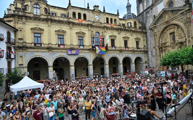 Concentración, ayer por la tarde, en Hernani contra las agresiones racistas / Hernaniko Udala Concentración, ayer por la tarde, en Hernani contra las agresiones racistas / Hernaniko Udala