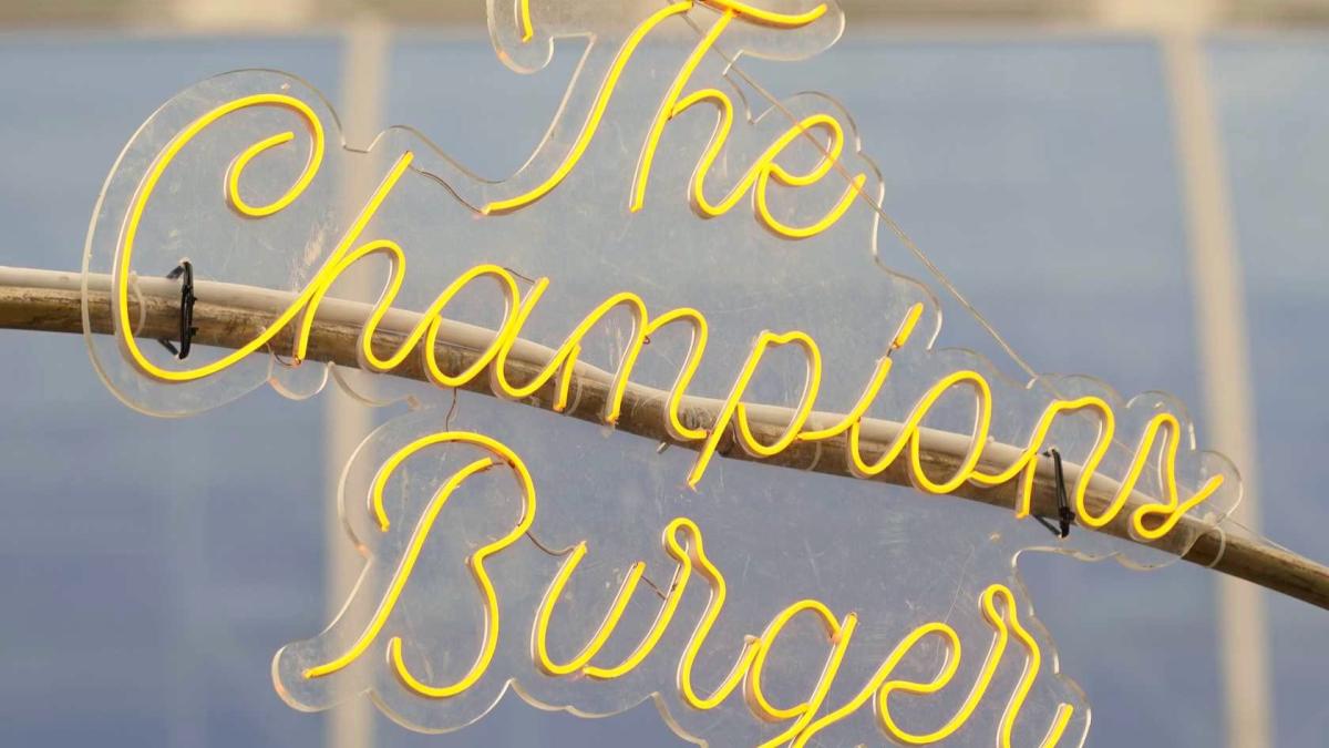 Cartel The Champions Burger Donostia. X: @REALSOCIEDAD