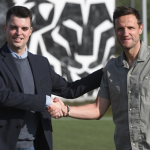Carlos Gurpegui posa junto con el director deportivo del Athletic, Mikel González. FOTO Athletic Club