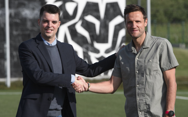 Carlos Gurpegui posa junto con el director deportivo del Athletic, Mikel González. FOTO: Athletic Club Carlos Gurpegui posa junto con el director deportivo del Athletic, Mikel González. FOTO Athletic Club
