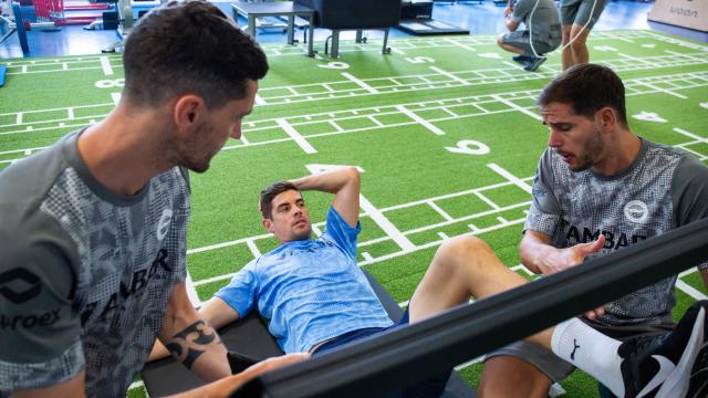 Raúl Fernández-Cavada, supervisado esta mañana en el gimnasio del club albiazul. / X DEPORTIVO ALAVÉS Raúl Fernández-Cavada, supervisado esta mañana en el gimnasio del club albiazul. / X DEPORTIVO ALAVÉS