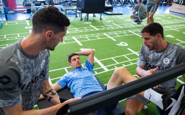 Raúl Fernández-Cavada, supervisado esta mañana en el gimnasio del club albiazul. / X DEPORTIVO ALAVÉS