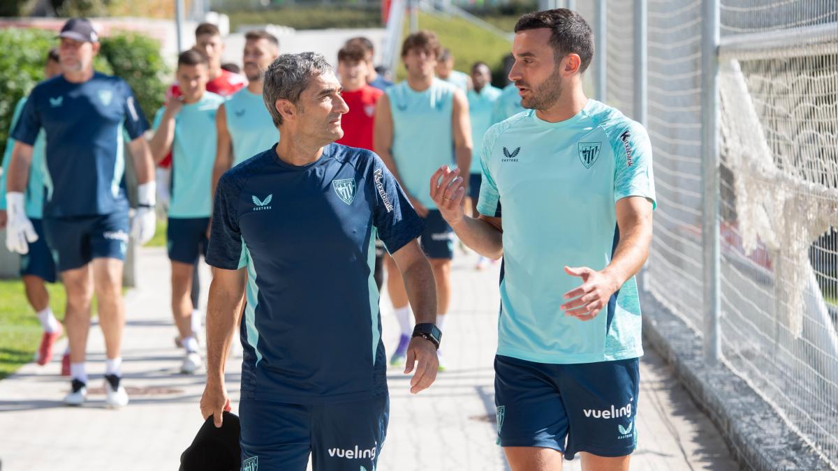 Valverde y Lekue conversan antes del primer entrenamiento de la temporada / Athletic Club