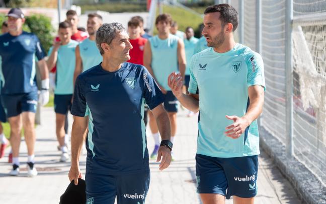 Valverde y Lekue conversan antes del primer entrenamiento de la temporada / Athletic Club Valverde y Lekue conversan antes del primer entrenamiento de la temporada / Athletic Club