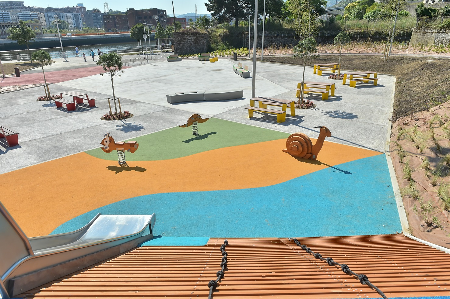 Zona de columpios del parque La Landa.