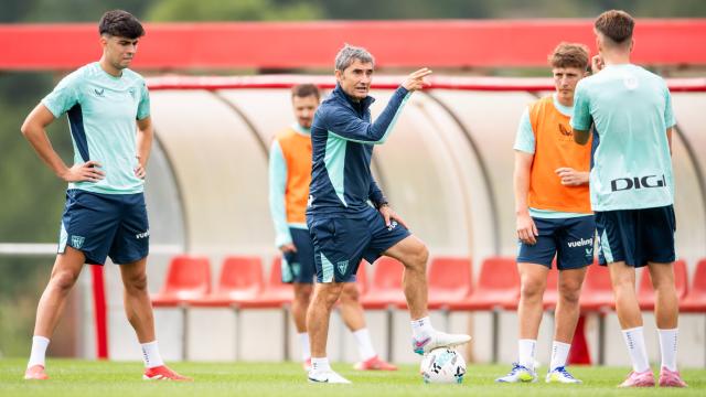 Ernesto Valverde da indicaciones durante un entrenamiento en Lezama / Athletic Club