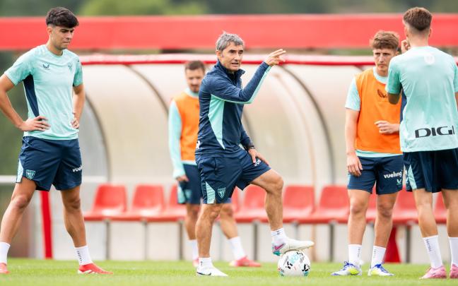 Ernesto Valverde da indicaciones durante un entrenamiento en Lezama / Athletic Club