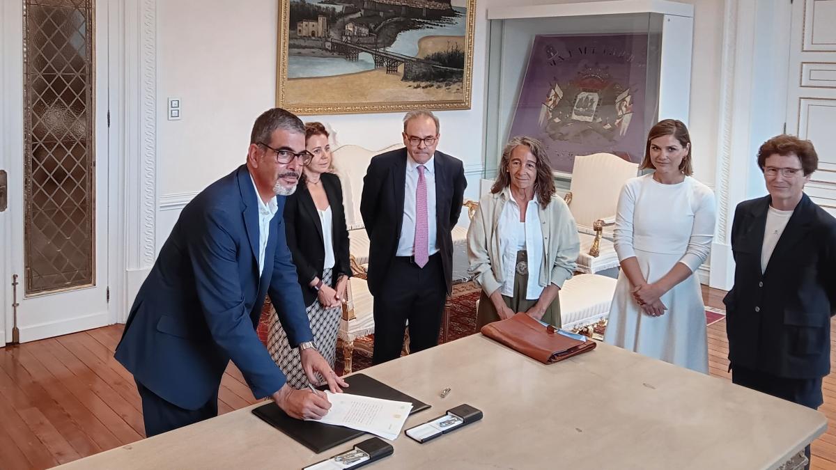 Eneko Goia durante la firma del traspaso de los Cuarteles de Loiola. X: @DonostiakoUdala