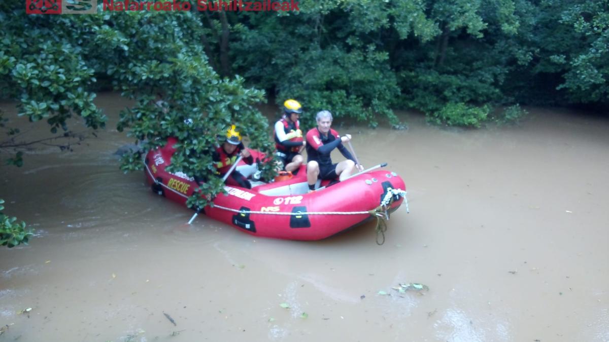 Un momento de la búsqueda en el río Ega. Foto: Bomberos de Navarra