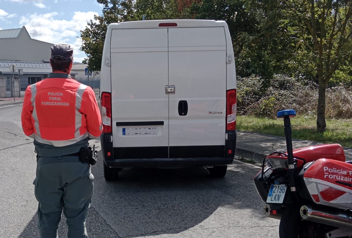 Un agente de la Policía Foral durante la detención del conductor. X: @policiaforal_na