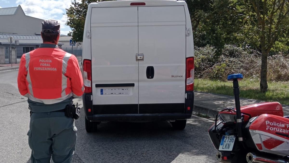 Un agente de la Policía Foral durante la detención del conductor. X: @policiaforal_na