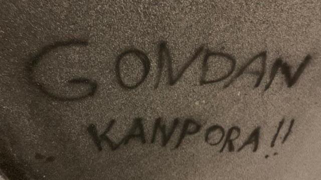 Una de las pintadas realizadas esta noche. Foto: Andoni Serrano (X)