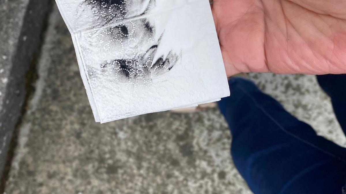 Pañuelo manchado del polvo negro que impregna las calles de Aperribai en Galdakao