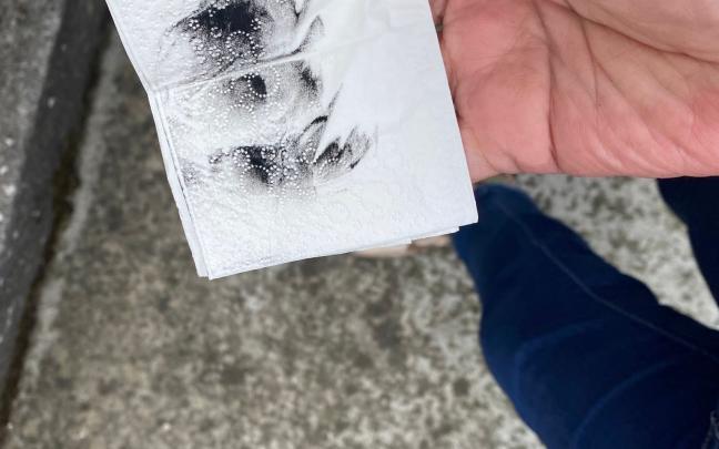 Pañuelo manchado del polvo negro que impregna las calles de Aperribai en Galdakao