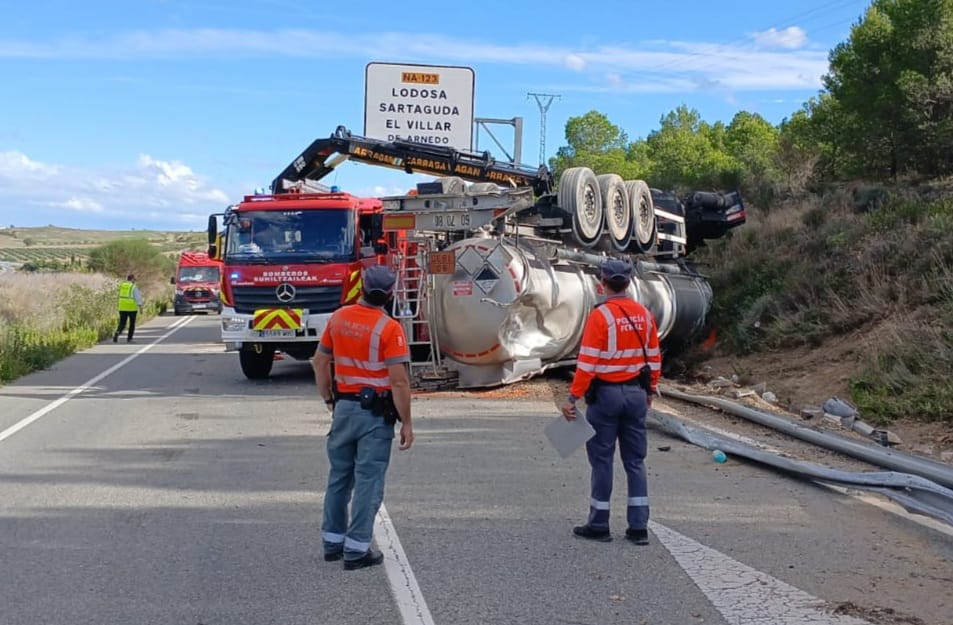 Camión volcado en Lodosa. Camión volcado en Lodosa. Foto: Policía Foral