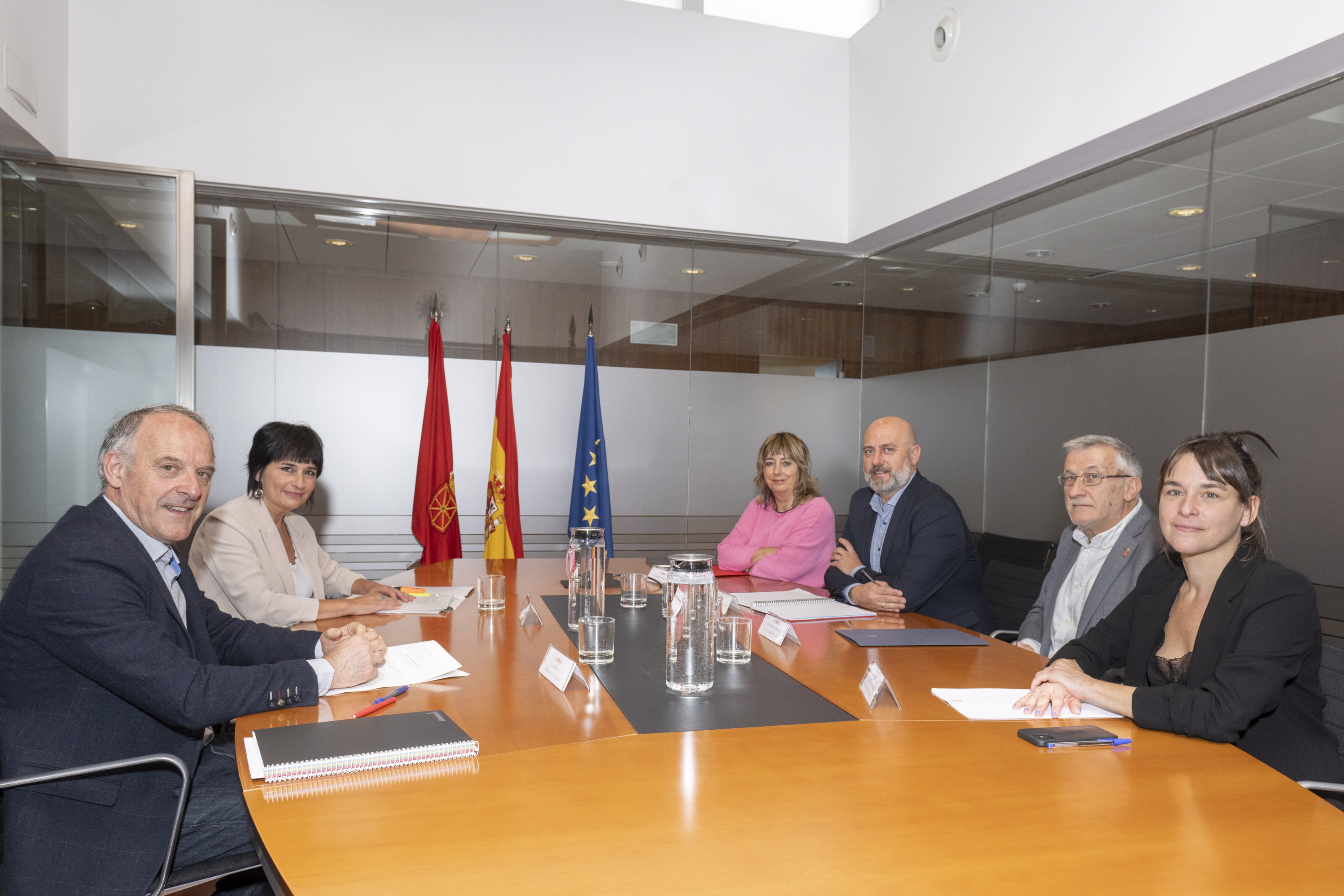 Adolfo Araiz y Laura Aznal, del grupo parlamentario de EH Bildu, junto al vicepresidente Taberna, las vicepresidentas Ollo y Alfaro, y el consejero Arasti. Foto: Gobierno de Navarra