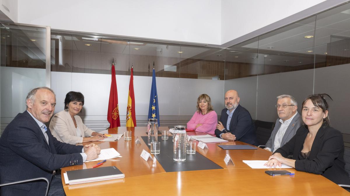 Adolfo Araiz y Laura Aznal, del grupo parlamentario de EH Bildu, junto al vicepresidente Taberna, las vicepresidentas Ollo y Alfaro, y el consejero Arasti. Foto: Gobierno de Navarra