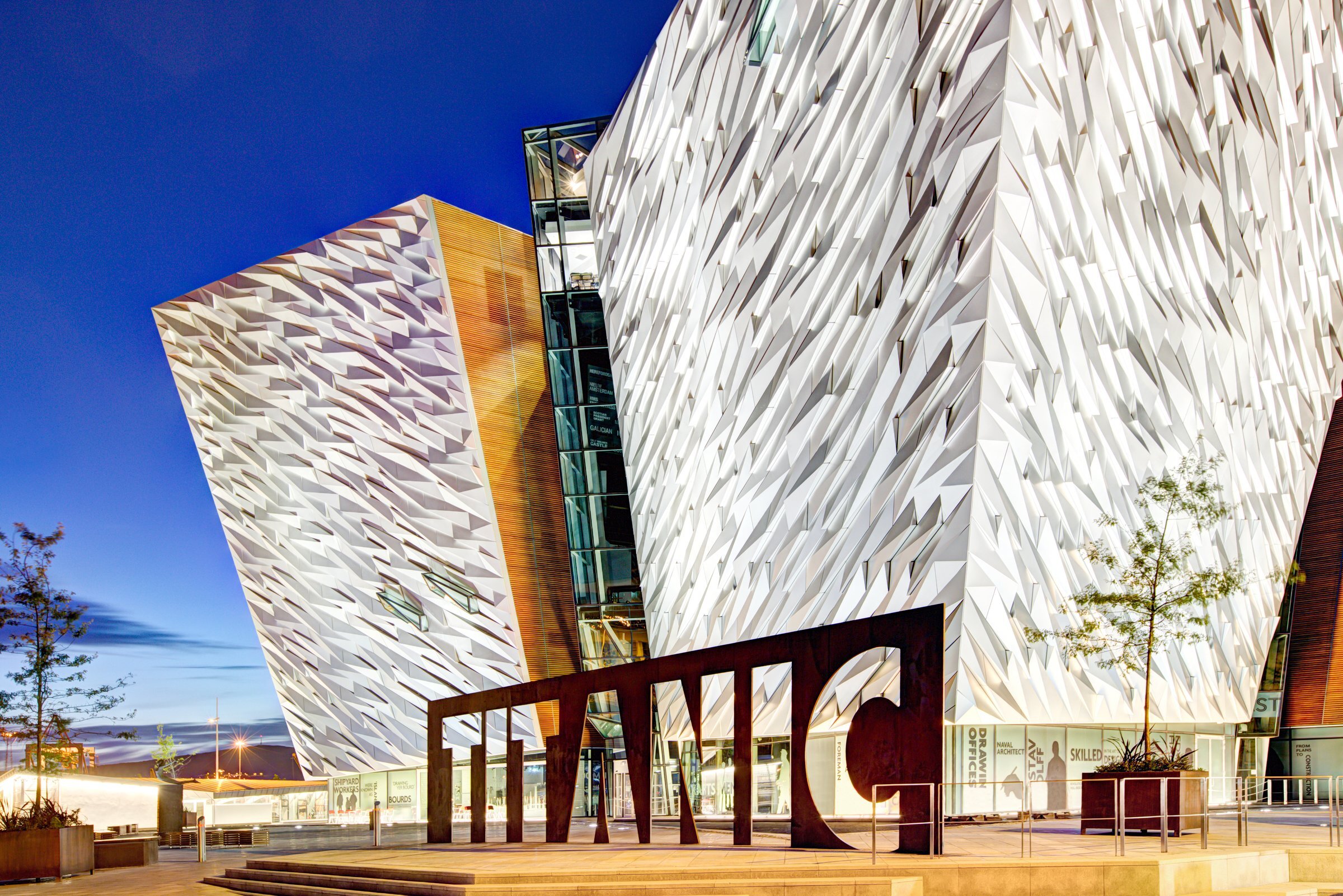 Exterior del Museo Titanic de Belfast. Exterior del Museo Titanic de Belfast.