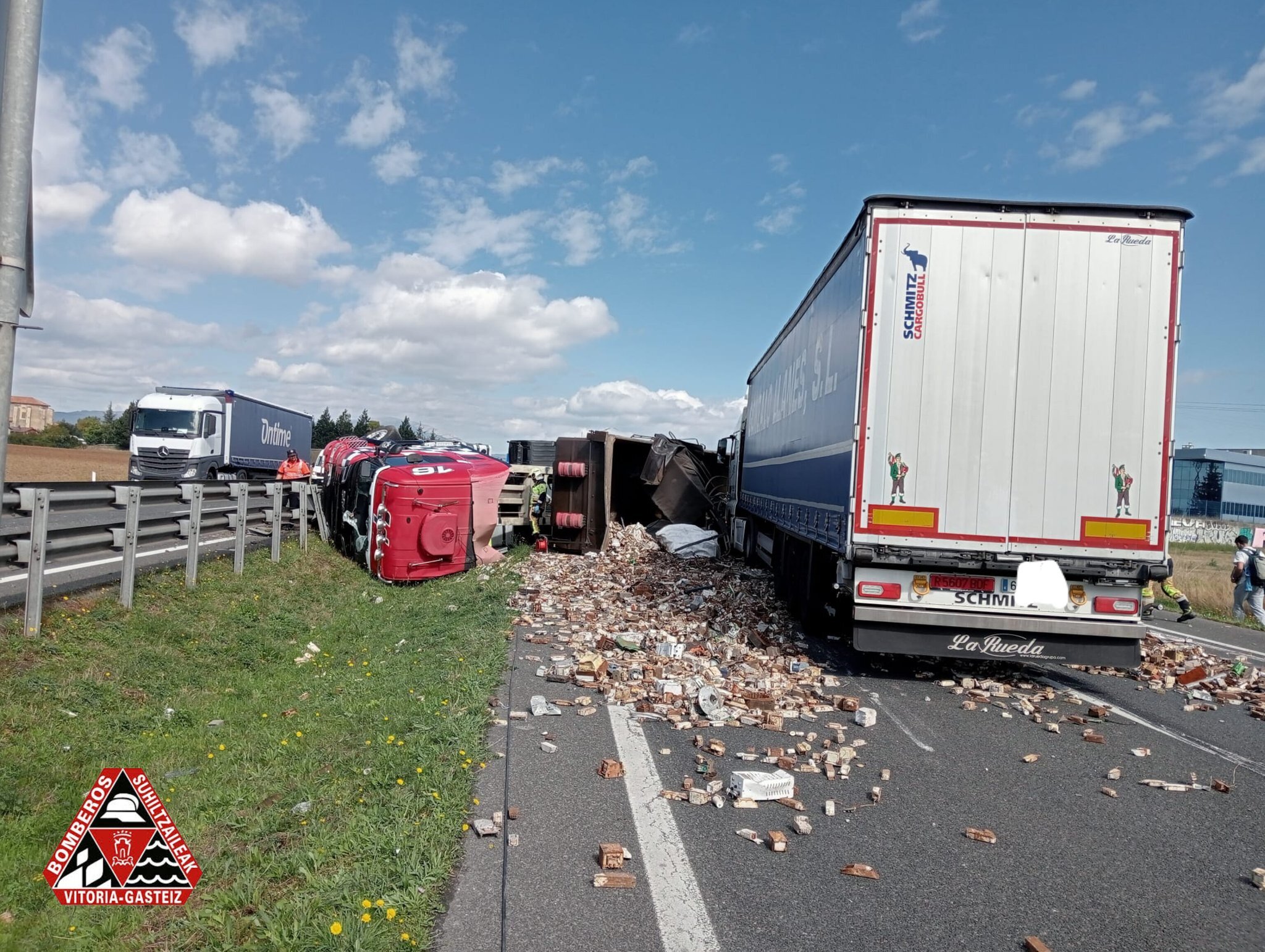 Imagen de los vehículos accidentados. Foto: Bomberos de Gasteiz