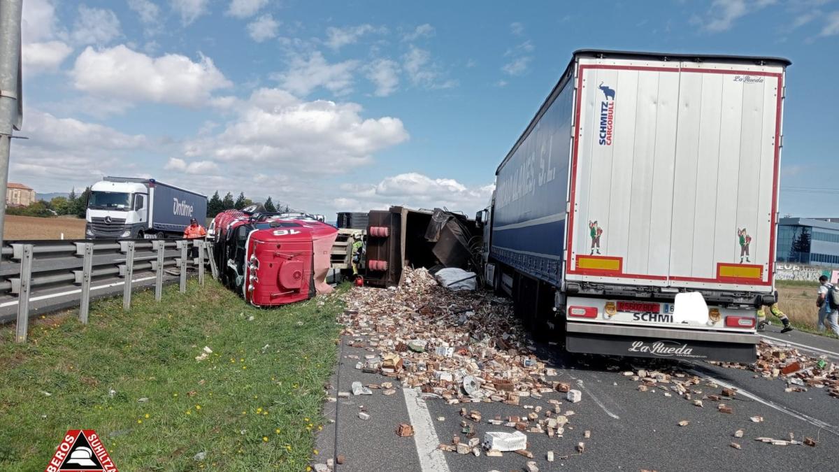 Imagen de los vehículos accidentados. Foto: Bomberos de Gasteiz