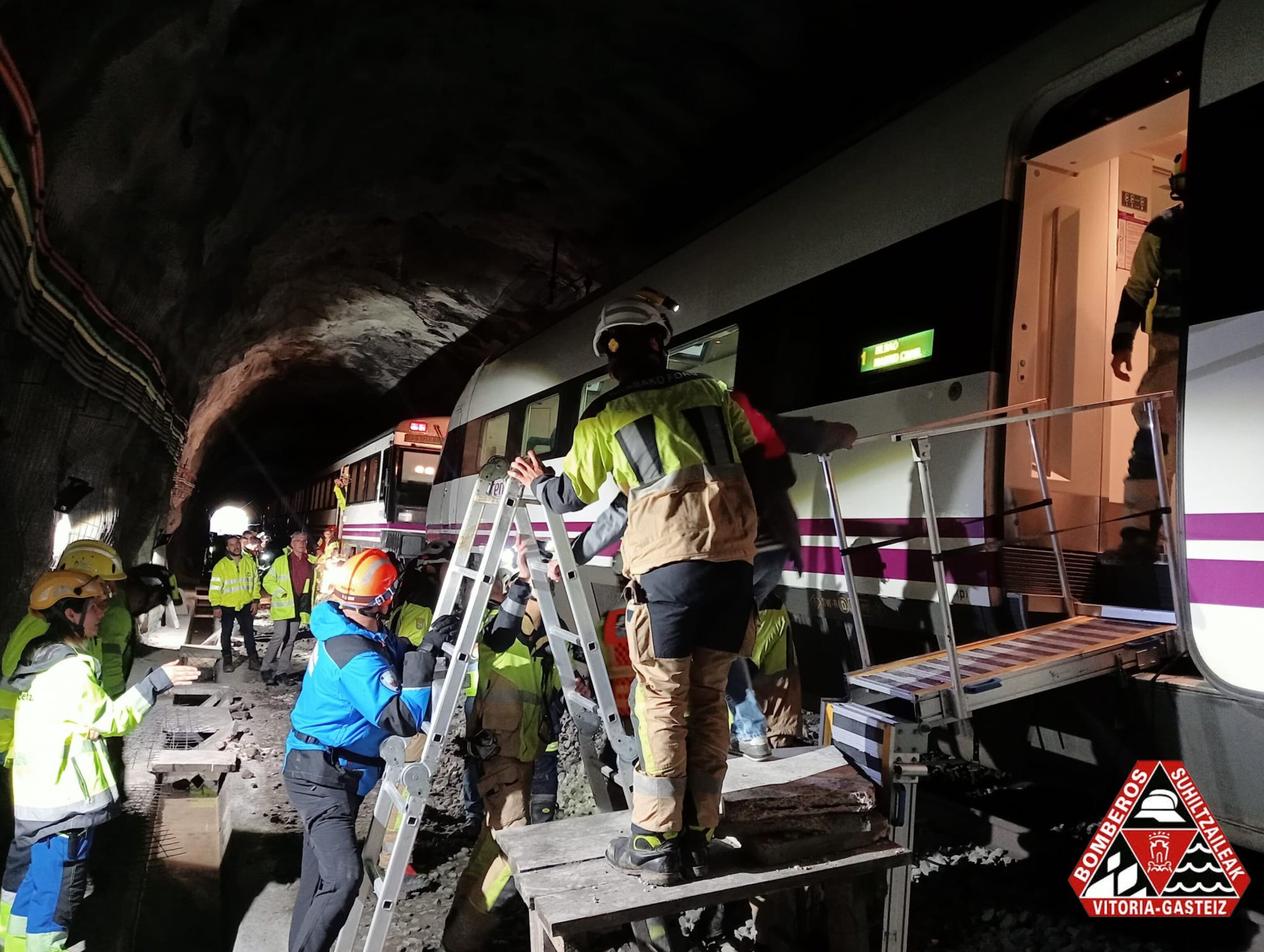 Tren descarrilado en el interior de un túnel. Foto: Bomberos de Gasteiz