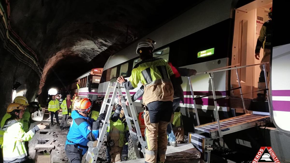 Tren descarrilado en el interior de un túnel. Foto: Bomberos de Gasteiz