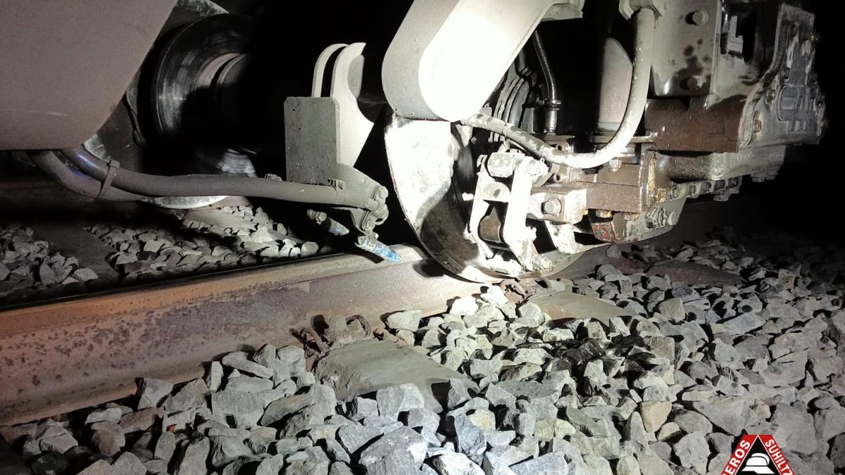 Imagen del tren afectado por el descarrilamiento. Foto: Bomberos de Gasteiz