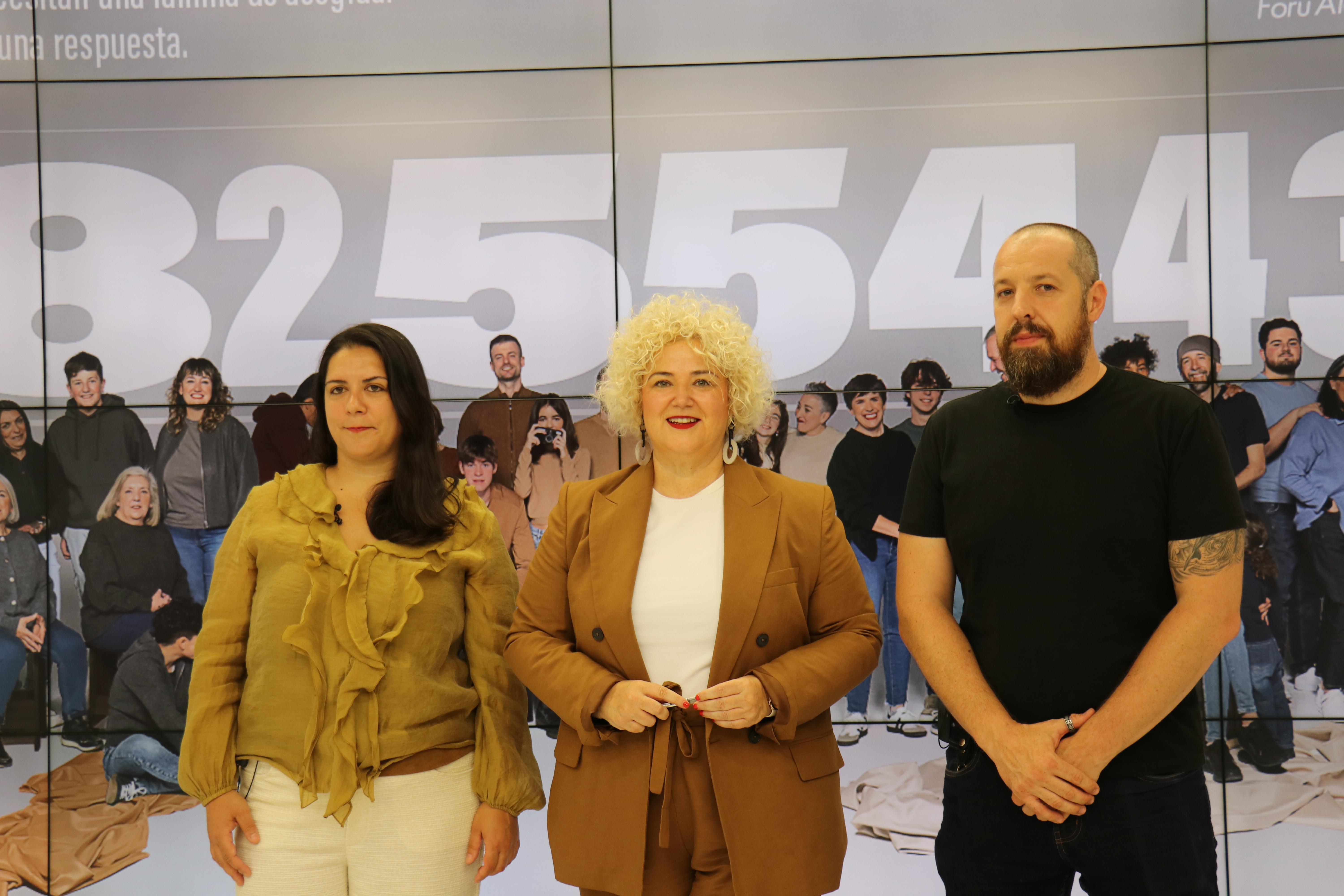 La diputada Maite Peña junto a Amaia Santa Eulalia y Jon Ander Galrraga, padres de acogida / Diputación de Gipuzkoa