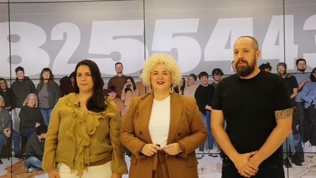La diputada Maite Peña junto a Amaia Santa Eulalia y Jon Ander Galrraga, padres de acogida / Diputación de Gipuzkoa