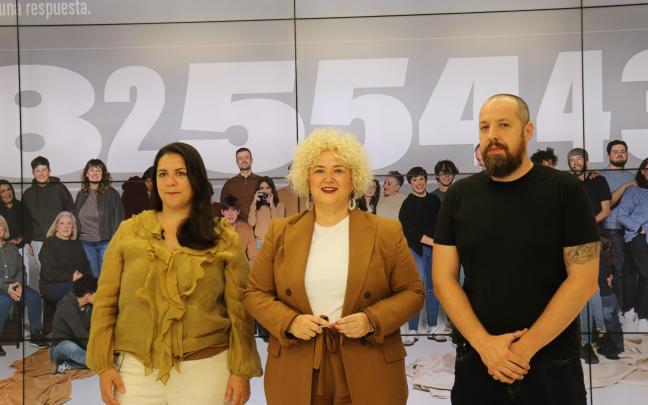 La diputada Maite Peña junto a Amaia Santa Eulalia y Jon Ander Galrraga, padres de acogida / Diputación de Gipuzkoa