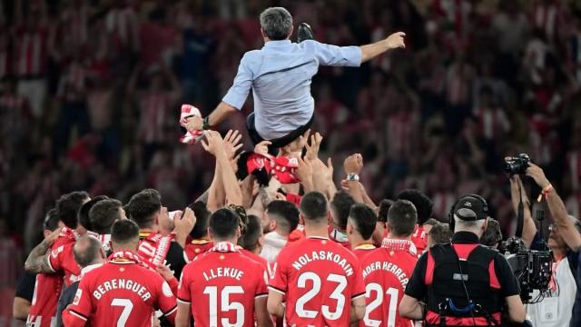 Ernesto Vlverde, manteado tras la victoria en la final de Copa / Athletic Club