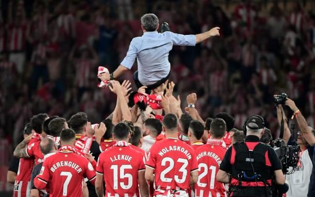 Ernesto Vlverde, manteado tras la victoria en la final de Copa / Athletic Club