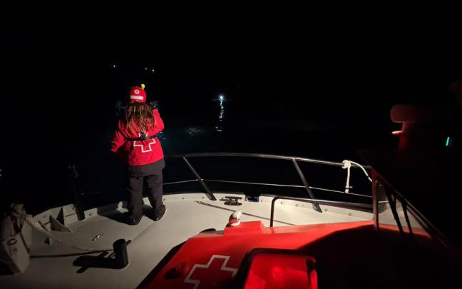 Recursos de Cruz Roja junto a los servicios de emergencia en la búsqueda del hombre desaparecido entre Lekeitio y Ondarroa. 