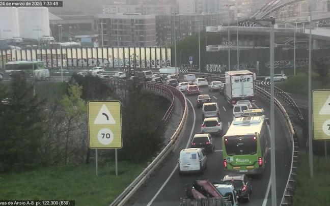 Imagen de las retenciones en Curvas de Ansio | Imagen: Trafikoa (X)