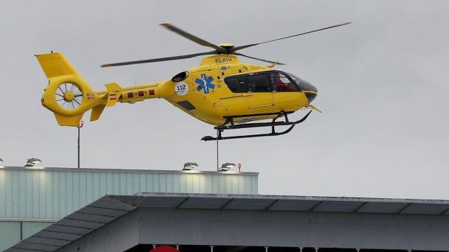 Un helicóptero, en el helipuerto del edificio de Urgencias del Hospital Universitario de Navarra (HUN) Javier Bergasa