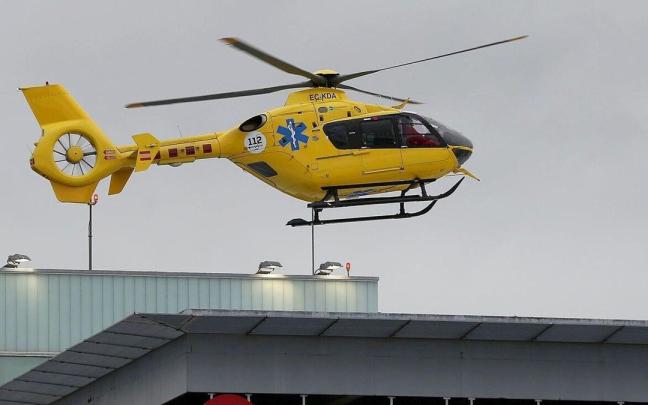 Un helicóptero, en el helipuerto del edificio de Urgencias del Hospital Universitario de Navarra (HUN) Javier Bergasa